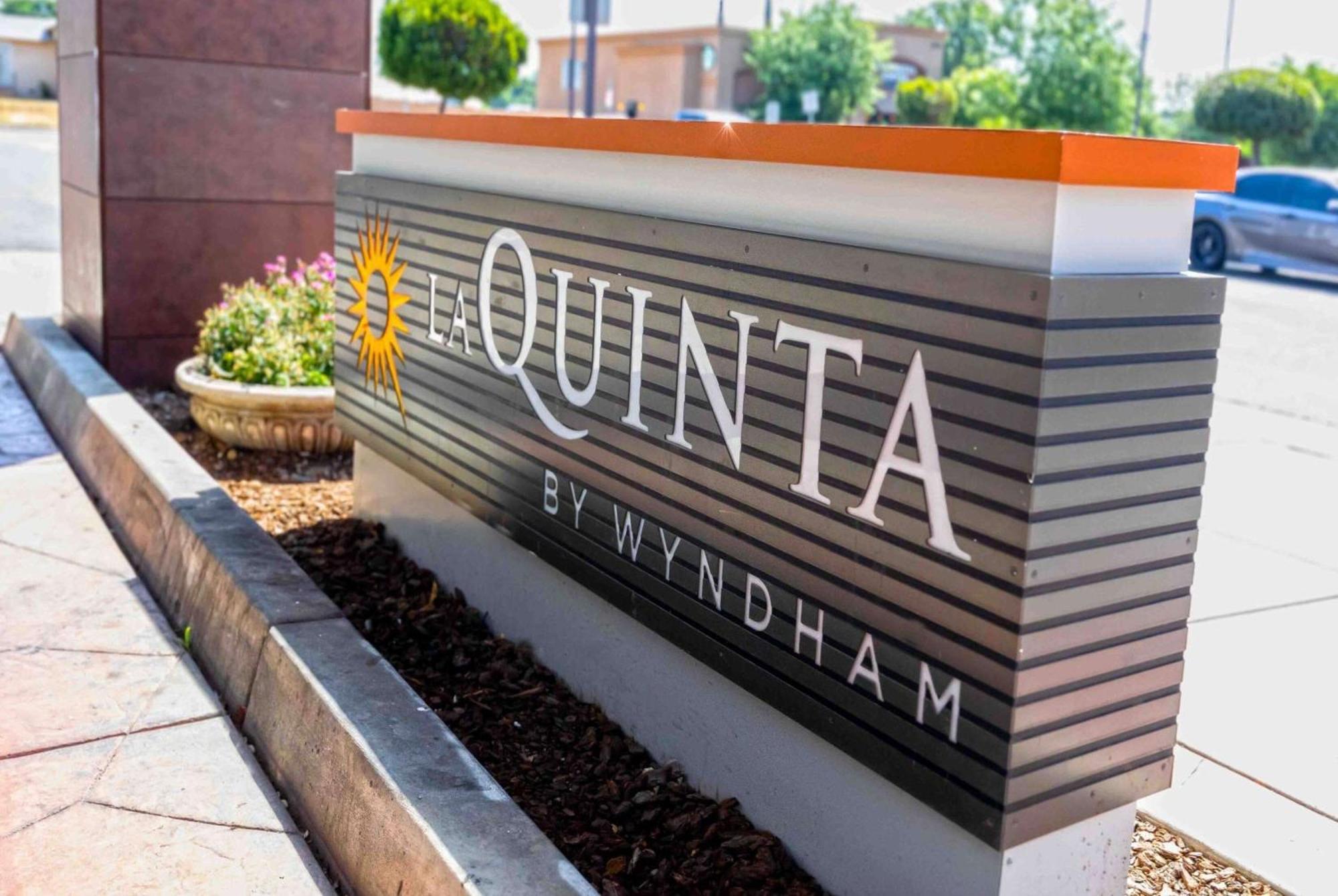 Готель La Quinta By Wyndham Фаулер Екстер'єр фото